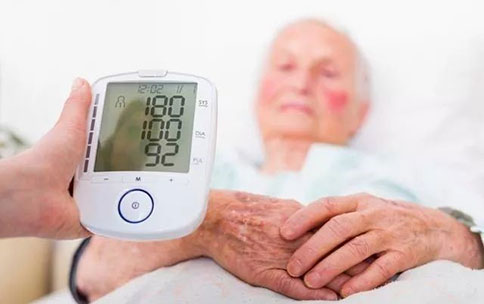 65岁高血压大爷突发脑梗，负氧离子才是长期稳定的降压方式